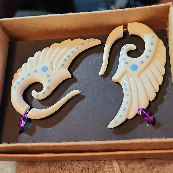 BEAUTIFUL EARRINGS MADE FROM BONE - Picture 4 of 5